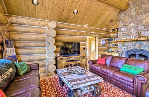 Bailey House | Bearadise Cabin with Mtn Views - Near Hiking!