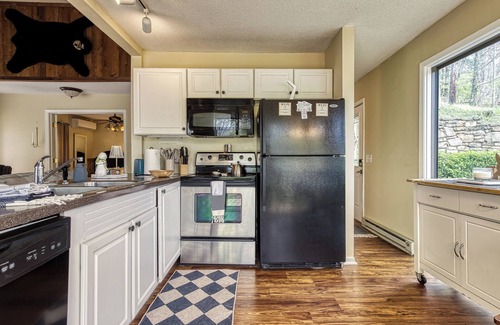Gatlinburg - Pigeon Forge Cabin | BEARADISE - Cozy Cabin -Mtn Views - Hot tub - Pools - Games