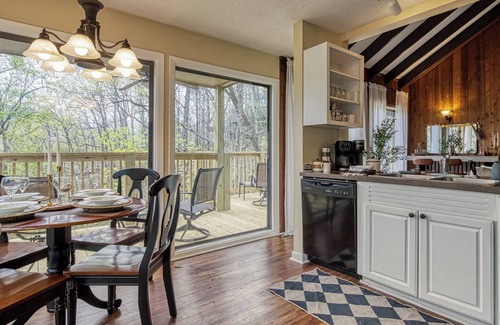 Gatlinburg - Pigeon Forge Cabin | BEARADISE - Cozy Cabin -Mtn Views - Hot tub - Pools - Games