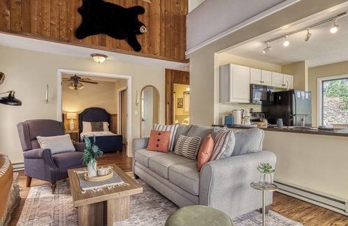 Gatlinburg - Pigeon Forge Cabin | BEARADISE - Cozy Cabin -Mtn Views - Hot tub - Pools - Games