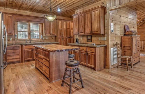 McCaysville Cabin | Bearfoot Lodge - Pet Friendly | Hot Tub | River front | Pool Table | Shuffleboard