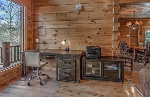 McCaysville Cabin | Bearfoot Lodge - Pet Friendly | Hot Tub | River front | Pool Table | Shuffleboard