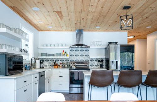 Killington Ski Chalet | BearHaus Central AC, HUGE Hot Tub, Awesome FirePit