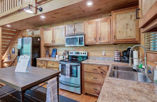 Blue Ridge Cabin | BearLUX Lodge at Blue Ridge + Hot Tub, Sauna, Gym!
