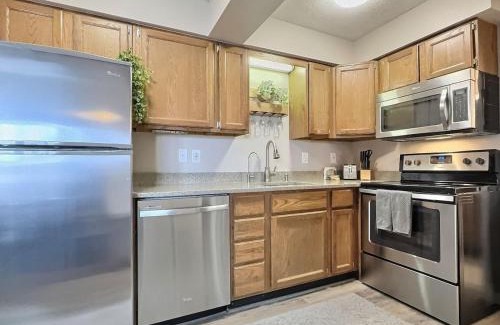 Killington Apartment | BearNecessities- AC, Pool, Hot Tub, Gym, Sauna