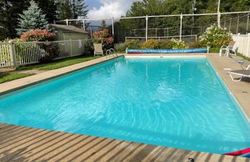 Central Vermont- Killington Apartment | BearQuad AC Pool Tennis Close to Resort Biking