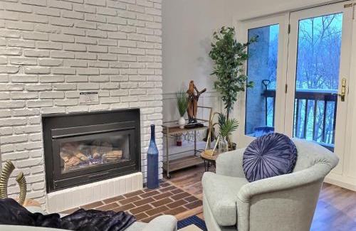 Central Vermont- Killington Apartment | BearQuad AC Pool Tennis Close to Resort Biking