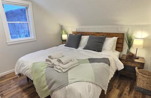 Central Vermont- Killington Apartment | BearQuad AC Pool Tennis Close to Resort Biking