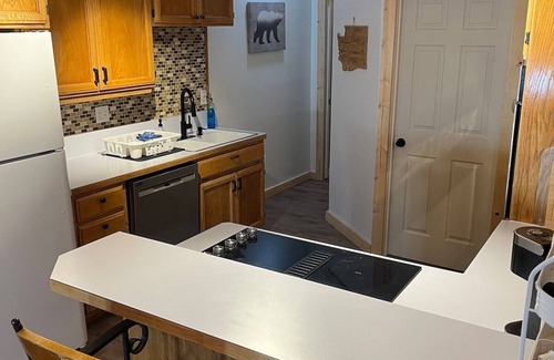 Ashford House | Bear’s Den hideaway with hot tub