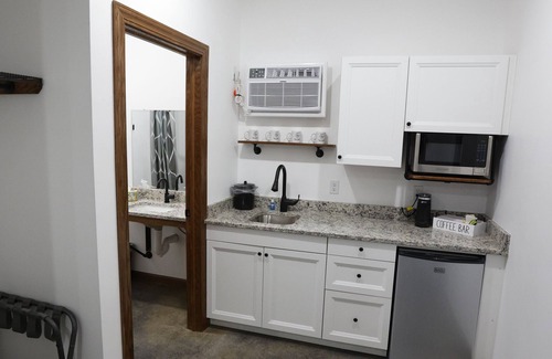 Bruno Hotel | Bears Den Motel