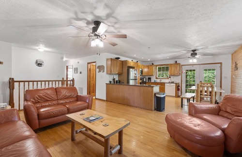 Logan Cabin | Bearway to Heaven | Hocking Hills