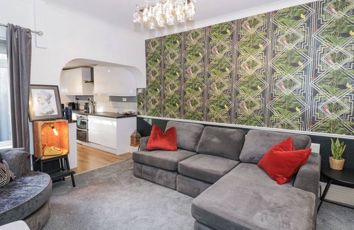 Smethwick Cottage | BEARWOOD BOUTIQUE STAY, family friendly, with a garden in Birmingham