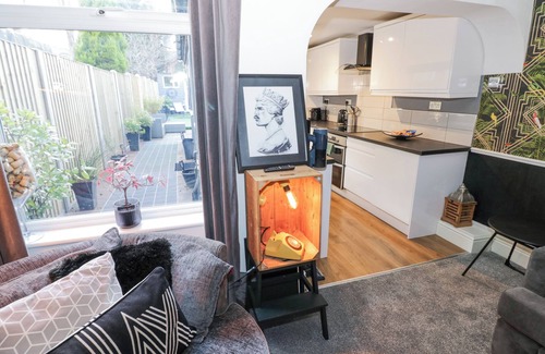 Smethwick Cottage | BEARWOOD BOUTIQUE STAY, family friendly, with a garden in Birmingham