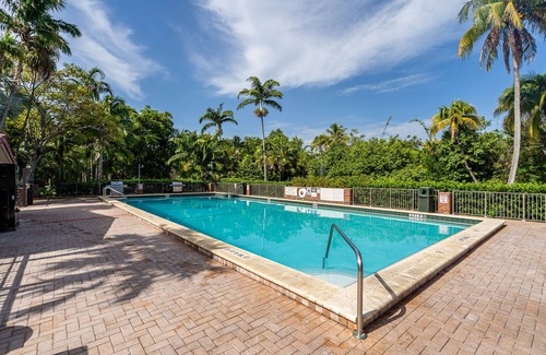 Key Biscayne House | Beatiful apartment in Key Colony Condominium