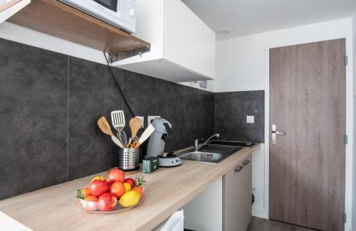 Fives Apartment | Beau Studio Rénové - au pied du métro