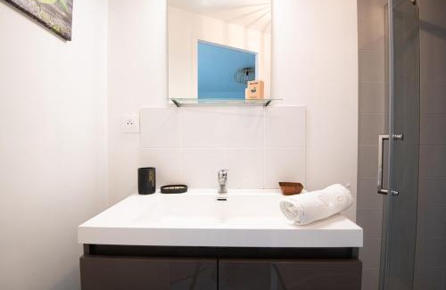 Fives Apartment | Beau Studio Rénové - au pied du métro