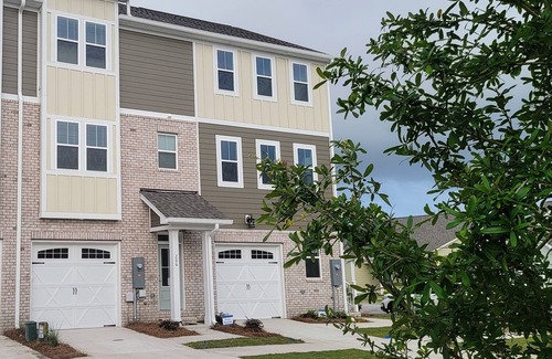 Morehead City House | Beaufort Retreat, with pool, pickle ball, clubhouse, resort amenities