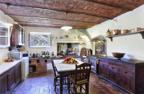 Lucca Villa | Beautiful villa for 20 people with WIFI, A/C, private pool and TV, close to Lucca