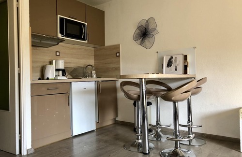 Saint-Mandrier-sur-Mer Apartment | Beautiful studio 150m from the beach and 50 m of a pine tree (Internet access)