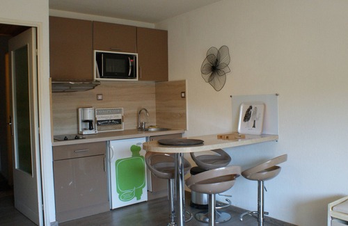 Saint-Mandrier-sur-Mer Apartment | Beautiful studio 150m from the beach and 50 m of a pine tree (Internet access)
