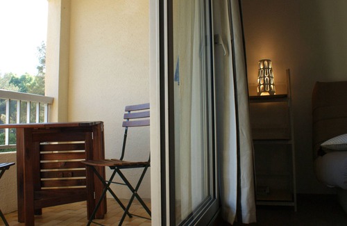 Saint-Mandrier-sur-Mer Apartment | Beautiful studio 150m from the beach and 50 m of a pine tree (Internet access)