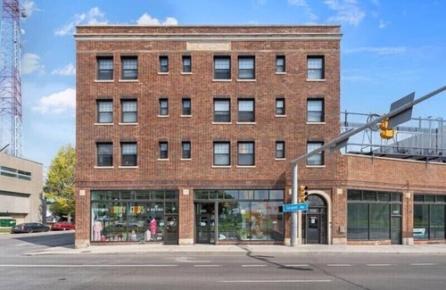 Downtown Des Moines Apartment | Beautiful 1 Bed on Grand near Hospitals!