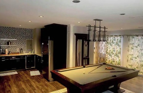 Conyers House | Beautiful 1 bedroom guess house with a pool table