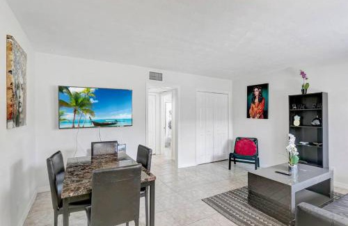 La Hacienda Apartment | Beautiful 1bd, prime location, parking, pets 828-2
