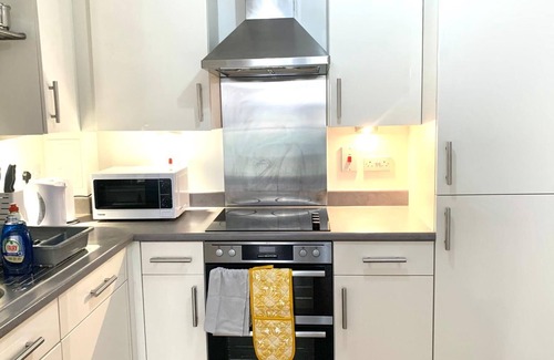 Becontree Apartment | Beautiful 1bedroom Dagenham Apartment with Views