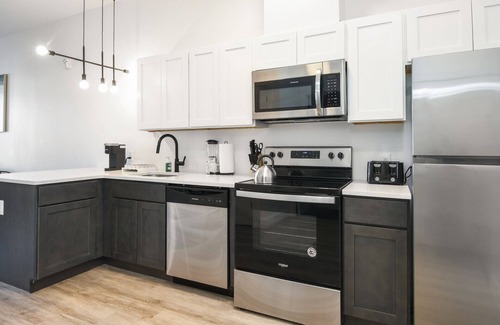 Elizabeth Apartment | Beautiful 1BR Close to Airport 7305