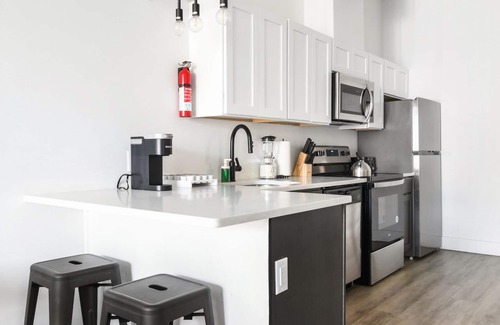 Elizabeth Apartment | Beautiful 1BR Near Airport 9978