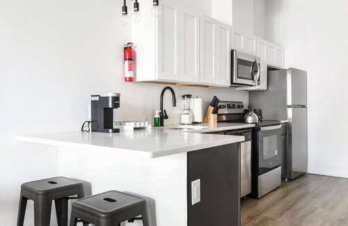 Elizabeth Apartment | Beautiful 1BR Next to Airport 3957
