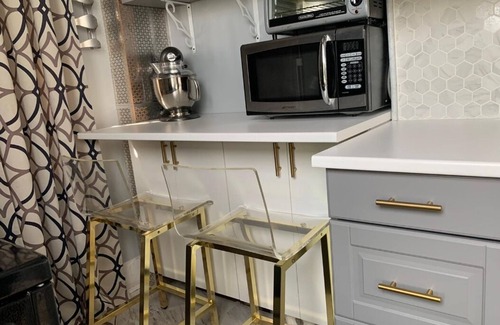 Bedford-Stuyvesant Apartment | Beautiful 2-bdrm apartment in lovely Bklyn- Clinton Hills with WiFi, util. incl.