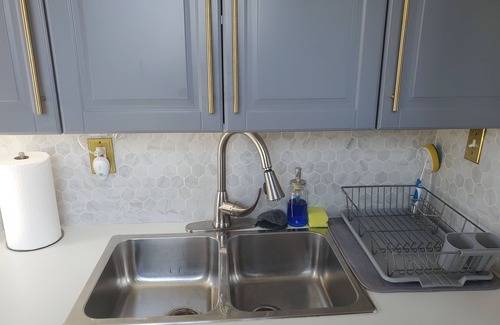 Bedford-Stuyvesant Apartment | Beautiful 2-bdrm apartment in lovely Bklyn- Clinton Hills with WiFi, util. incl.