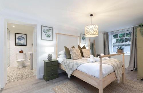 Cheltenham Apartment | Beautiful 2-Bed 2 Bath Regency Flat with Parking