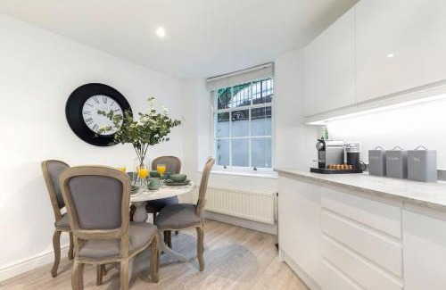 Cheltenham Apartment | Beautiful 2-Bed 2 Bath Regency Flat with Parking