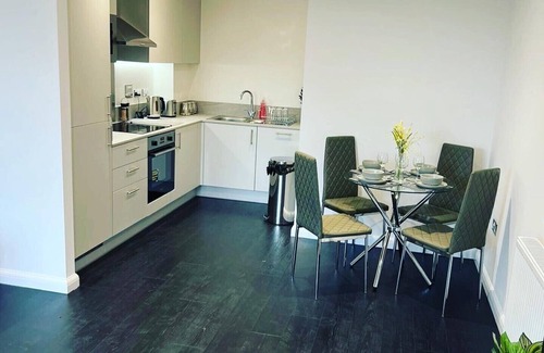 Dartford Apartment | BEAUTIFUL 2 BED ENSUITE APT DARTFORD. 5 Mins walk to Train station & town Centre