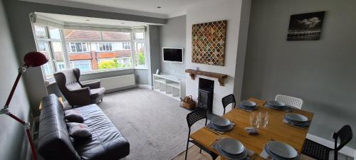 Worthing Apartment | Beautiful 2 bed flat with parking and small pets allowed