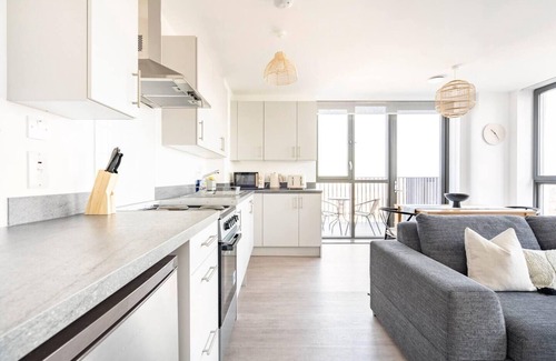 Barking Apartment | Beautiful 2 Bed Penthouse with balcony views Ldn