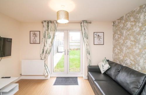 Wolverhampton House | Beautiful 2-bedroom house with parking and garden