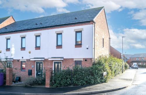 Wolverhampton House | Beautiful 2-bedroom house with parking and garden