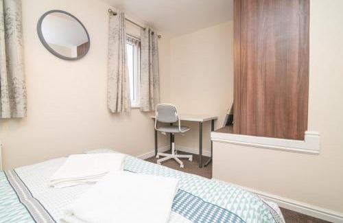 Wolverhampton House | Beautiful 2-bedroom house with parking and garden