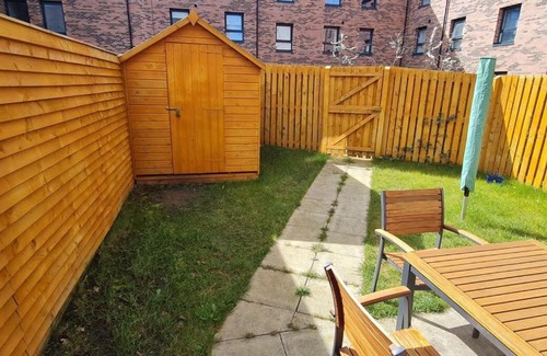 Muirhouse House | Beautiful 2 Bedroom House in Edinburgh