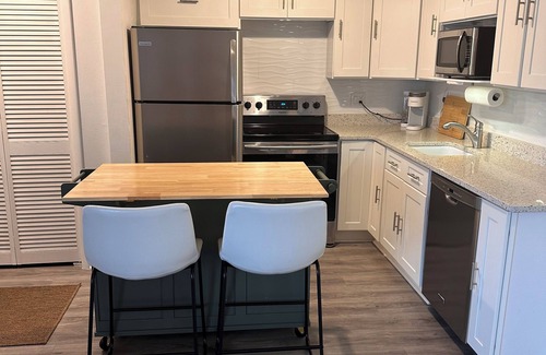 Cocoa Beach Condo | Beautiful 2-bedroom condo, Cocoa Beach. Ocean, Pool, Tennis, with AC, WiFin