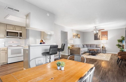 Cherrywood Apartment | Beautiful 2BR 5 Mins to UT 7968