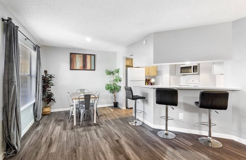 Cherrywood Apartment | Beautiful 2BR 5 Mins to UT 7968
