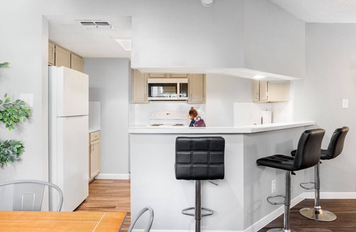 Cherrywood Apartment | Beautiful 2BR 5 Mins to UT 7968