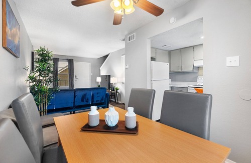 Hancock Apartment | Beautiful 2BR 5 Minutes to UT 9243