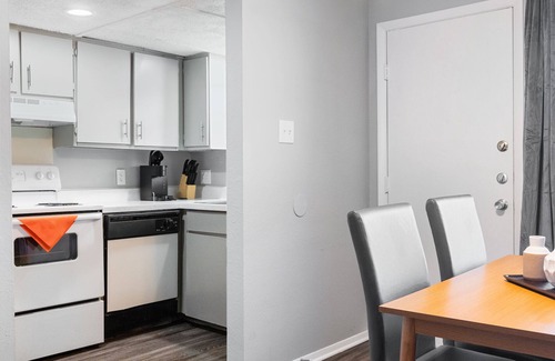 Hancock Apartment | Beautiful 2BR 5 Minutes to UT 9243