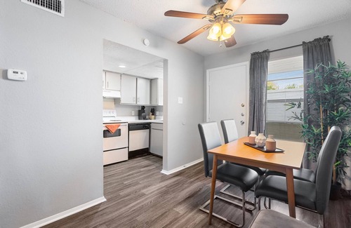 Hancock Apartment | Beautiful 2BR 5 Minutes to UT 9243